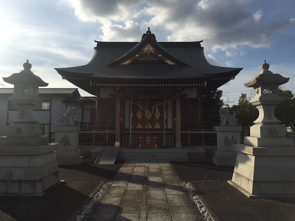 空が広がる神々しい神社「栗木御嶽神社」